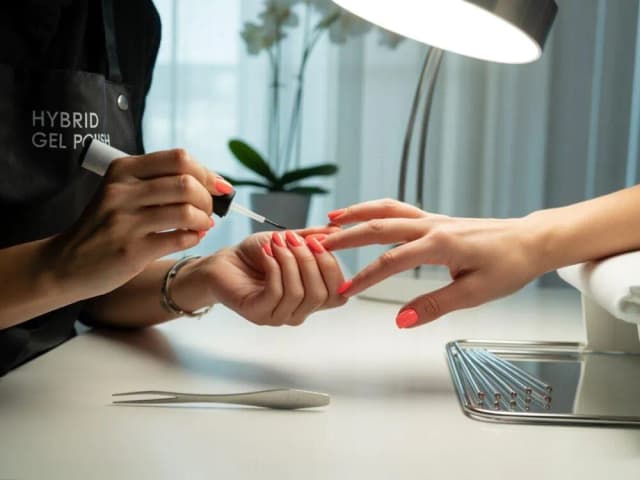 Ile trwa manicure hybrydowy w salonie? Poznaj zaskakujące fakty Ile trwa manicure hybrydowy w salonie? Poznaj zaskakujące fakty