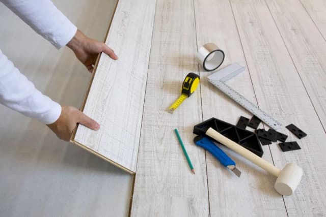 Co potrzeba do położenia paneli podłogowych? Kluczowe materiały i narzędzia Co potrzeba do położenia paneli podłogowych? Kluczowe materiały i narzędzia