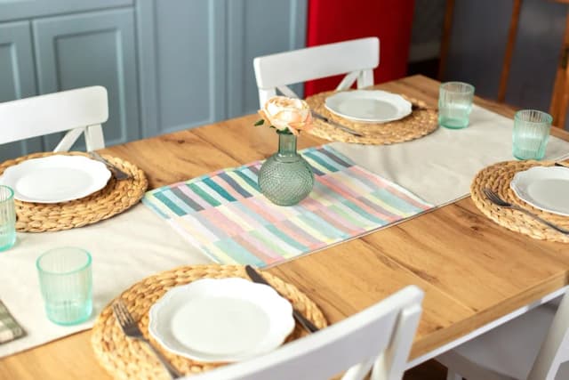 Codzienna dekoracja stołu w salonie – stwórz przytulny nastrój w domu Codzienna dekoracja stołu w salonie – stwórz przytulny nastrój w domu