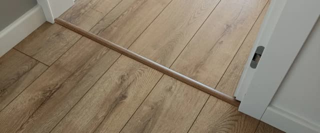 Jaką dylatację zastosować przy panelach podłogowych, aby uniknąć uszkodzeń? Jaką dylatację zastosować przy panelach podłogowych, aby uniknąć uszkodzeń?