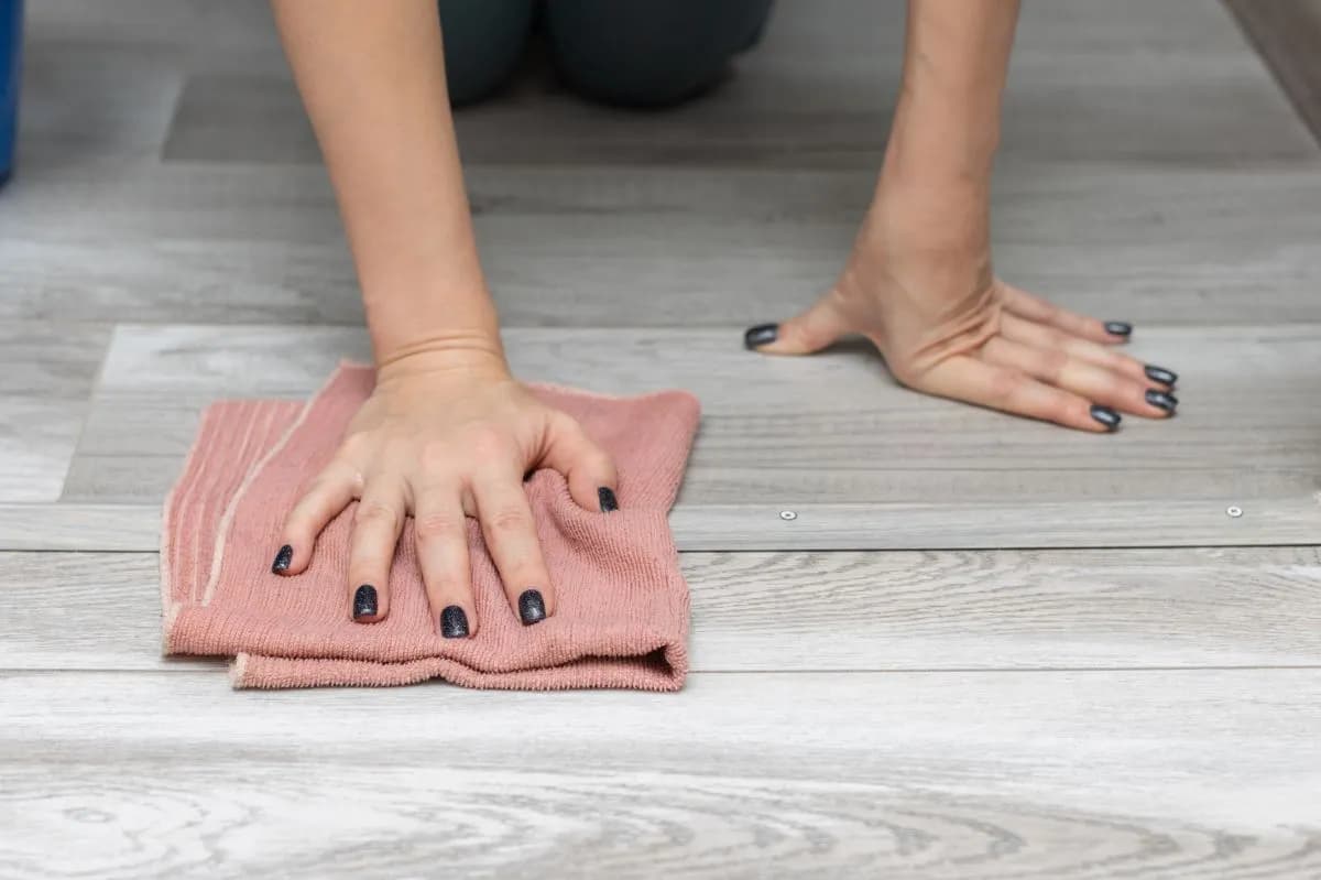 Skuteczne sposoby na to, czym wyczyścić panele i uniknąć smug. Skuteczne sposoby na to, czym wyczyścić panele i uniknąć smug.